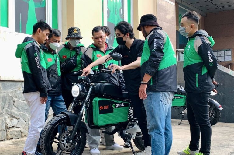 Gojek driver partner will carry passengers on Dat Bike Weaver++ electric scooters.