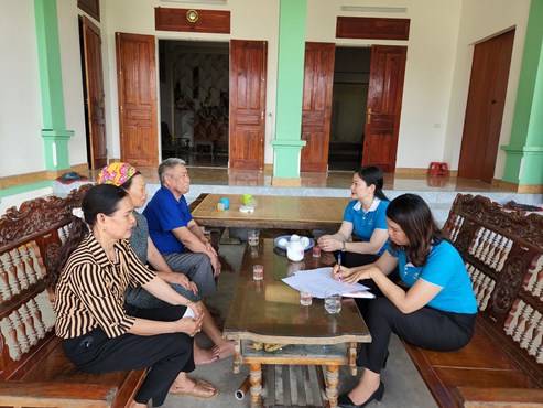 Tổ chức nhận ủy thác - Hội LHPN thị xã Hoàng Mai kiểm tra, đối chiếu dư nợ tại thôn 11, xã Quỳnh Trang