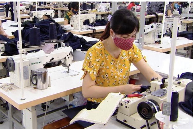 Xưởng May Thiên Phú đang sản xuất Balo túi xách