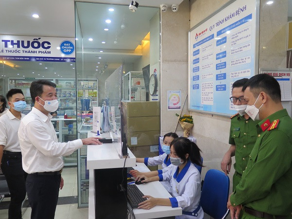 Tổng Giám đốc BHXH Việt Nam Nguyễn Thế Mạnh thị sát sinh trắc vân tay trong KCB tại một số bệnh viện