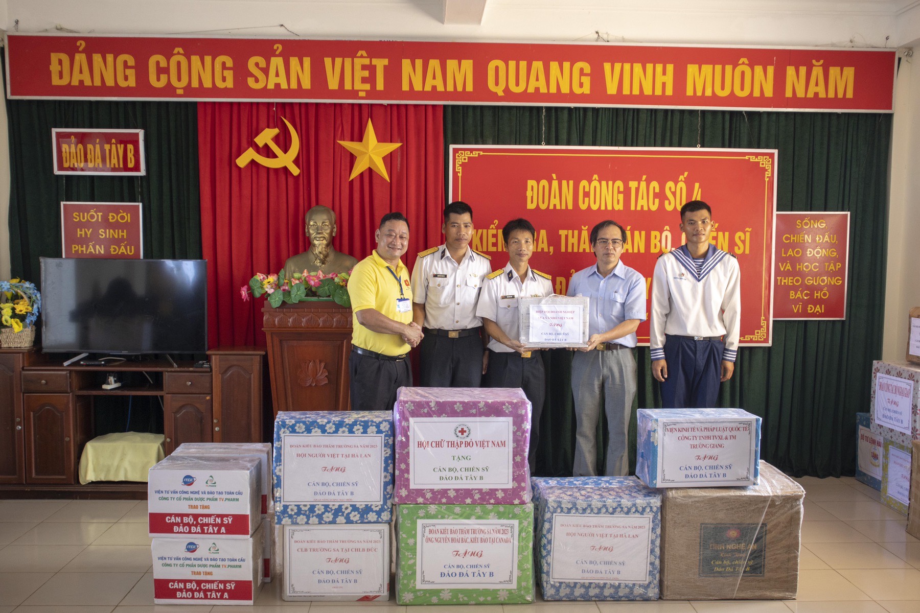 Đại diện Hiệp hội doanh nghiệp nhỏ và vừa Việt Nam tặng quà cho cán bộ, chiến sĩ điểm đảo Đá Tây B.