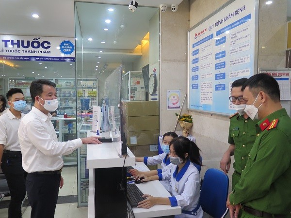 General Director of Vietnam Social Security Nguyen The Manh inspects fingerprint biometrics in medical care at some hospitals.