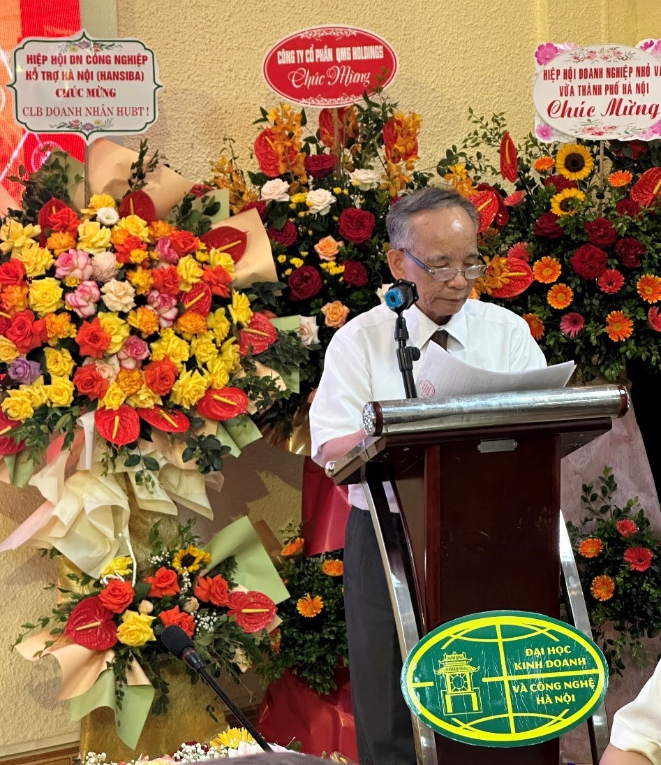 Mr. Nguyen Van Hoc - Standing Deputy Head of the Department of Management and Training cum Deputy Director of the Center read the decision to establish the HUBT Entrepreneurs Club.