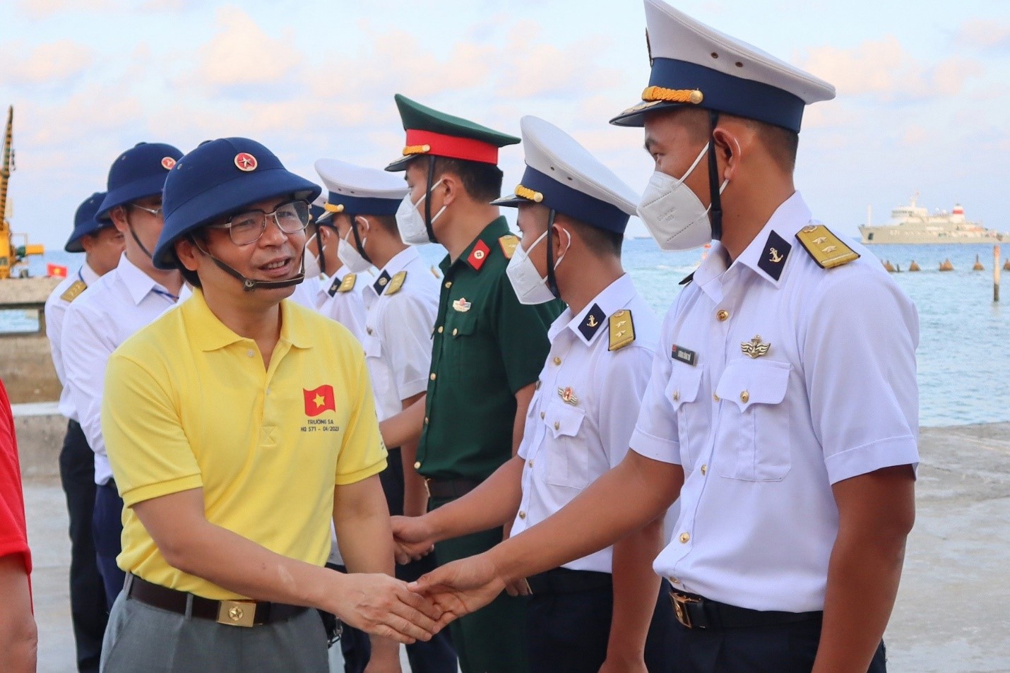 Dr. To Hoai Nam shakes hands with officers and soldiers on Sinh Ton Dong Island.