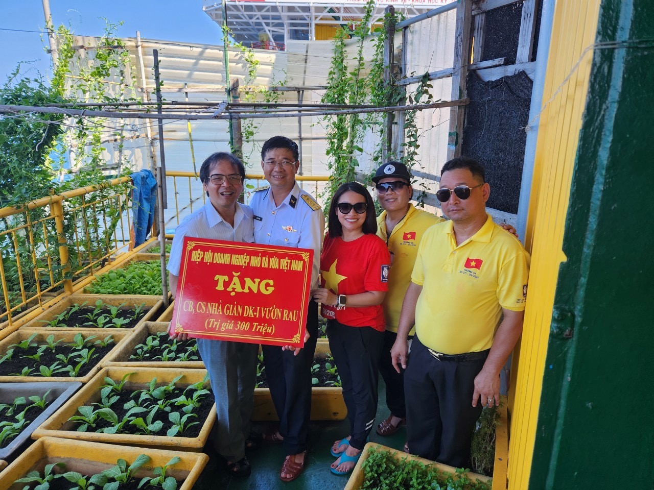 Dr. To Hoai Nam presents a vegetable garden to the DK1 rig house