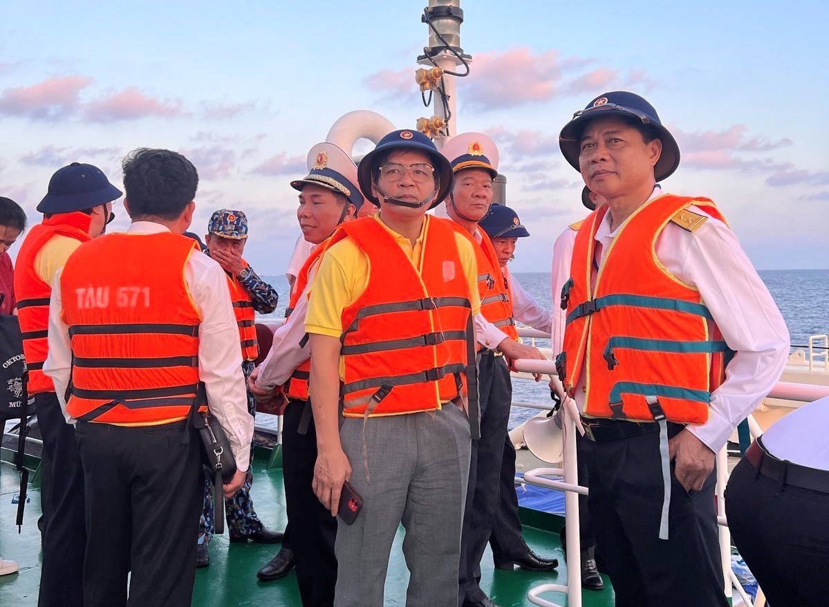 Dr. To Hoai Nam on the boat before going down to Da Tay Island B.