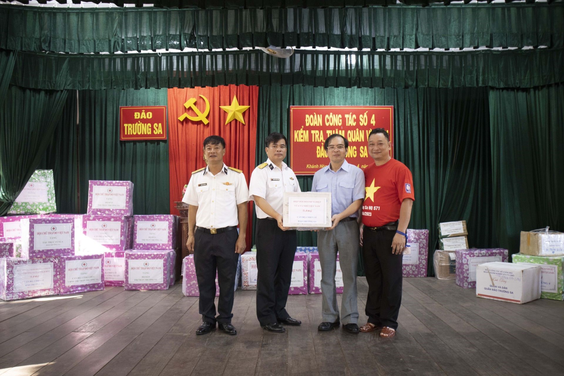 Representative of the Vietnam Association of Small and Medium Enterprises giving gifts to officers and soldiers on Truong Sa island.