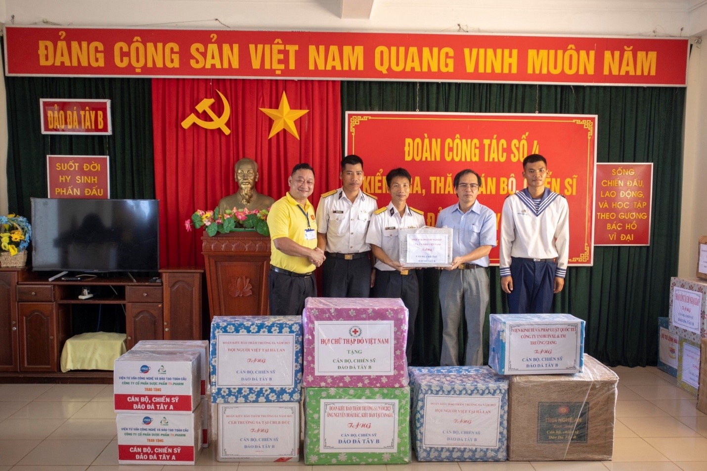 Representative of Vietnam Association of Small and Medium Enterprises giving gifts to officers and soldiers at Da Tay B island.