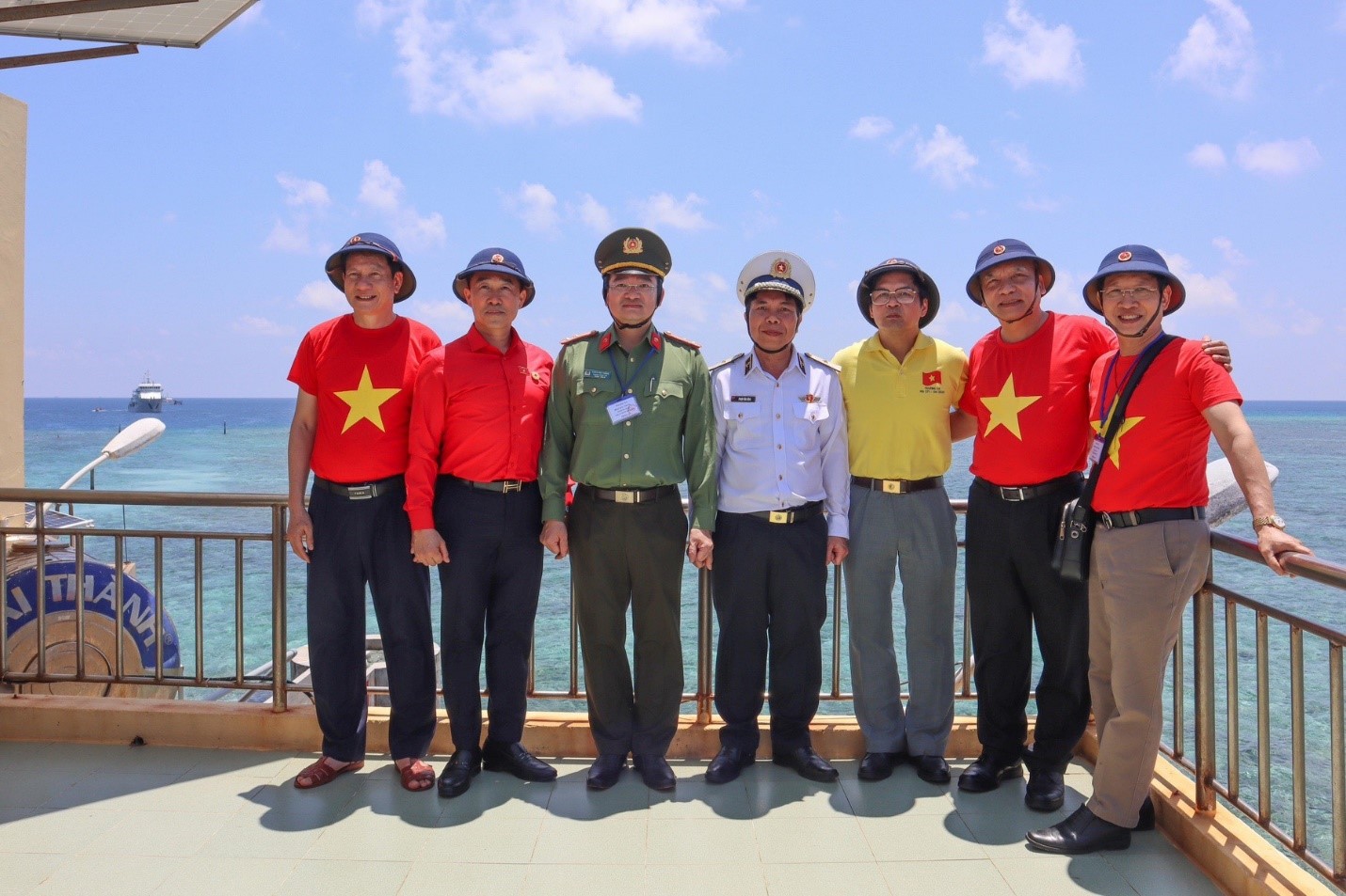 Dr. To Hoai Nam (yellow shirt) with Rear Admiral Pham Van Hung - Deputy Chief of Staff of the Navy (in the middle) and Deputy Chairman of the National Border Committee, Ministry of Foreign Affairs - Nguyen Anh Dung (second from the right) ) joined this visit.