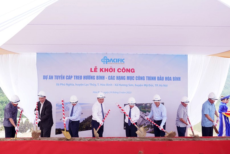 Các đại biểu phát lệnh khởi công dự án cáp treo Hương Bình
