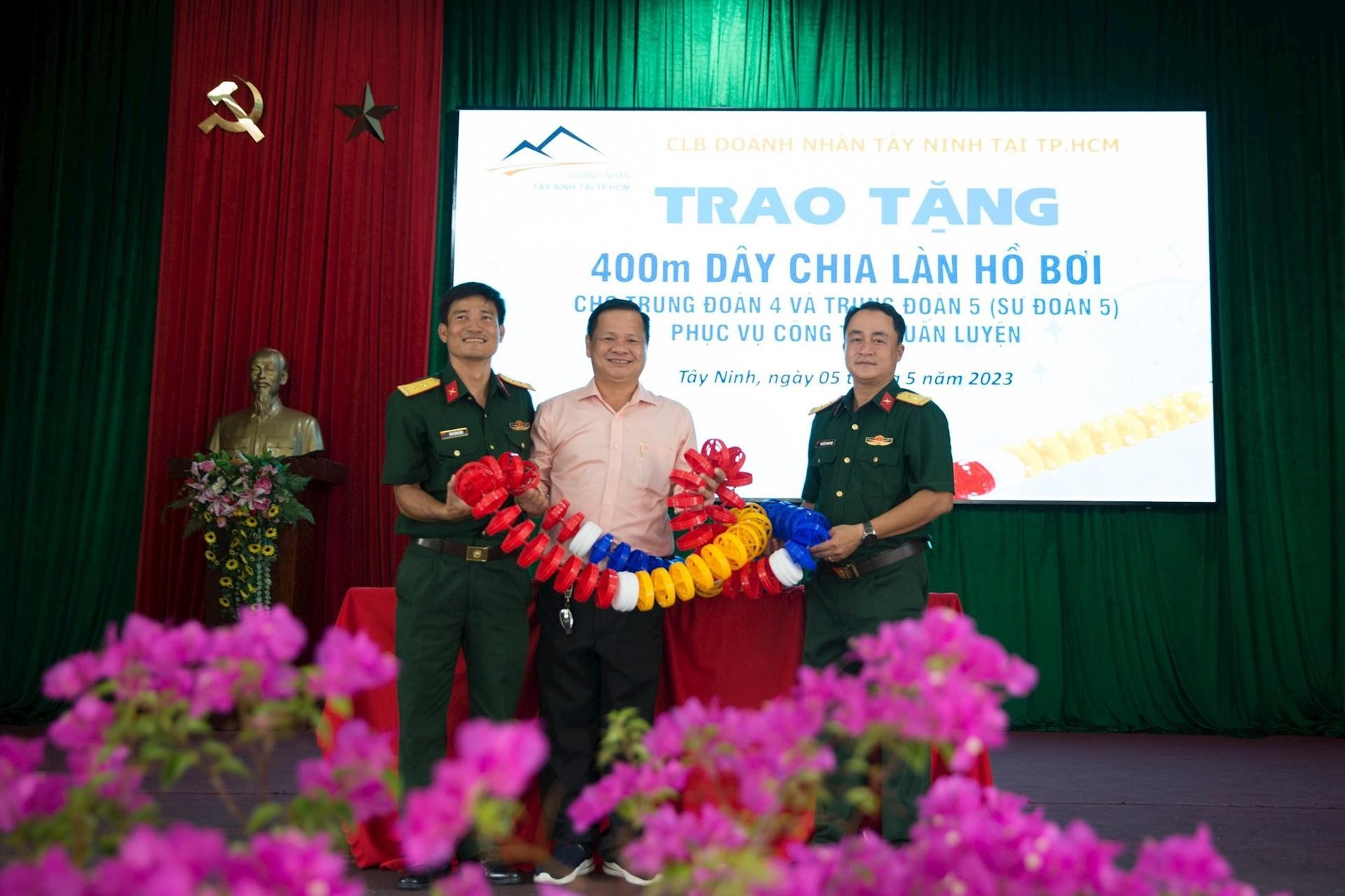 Ông Nguyễn Văn Mừng (giữa) – Phó chủ tịch CLB “Doanh nhân Tây Ninh tại TP.HCM” trao tượng trưng phao bơi cho lãnh đạo Sư đoàn 5