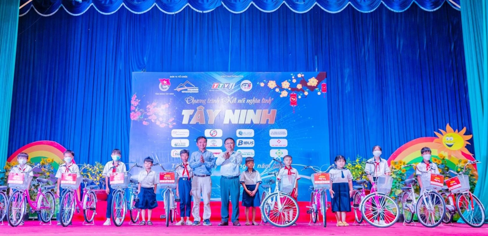 Đại diện CLB Doanh nhân nhân Tây Ninh tại TP Hồ Chí Minh trao xe đạp và quà cho học sinh Tây Ninh