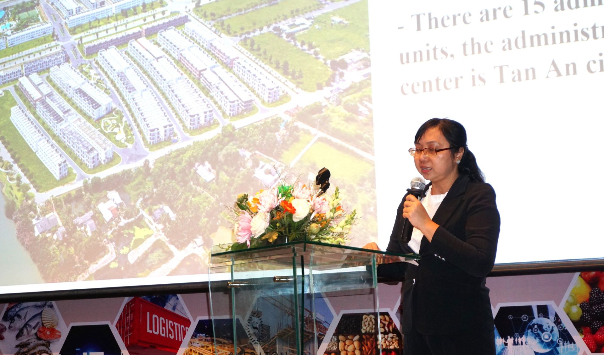 Bà Nguyễn Thị Diễm Quỳnh - Phó Giám đốc Sở Kế hoạch và Đầu tư tỉnh Long An cũng đã nêu những thế mạnh, định hướng phát triển và thu hút đầu tư của Long An