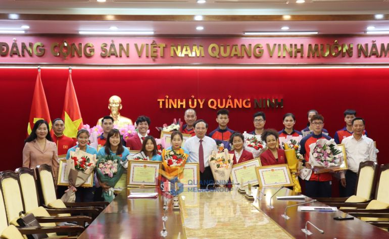 Bí thư Tỉnh ủy Quảng Ninh Nguyễn Xuân Ký (giữa) chúc mừng các HLV, VĐV Quảng Ninh tham dự SEA Games 32. Ảnh:
