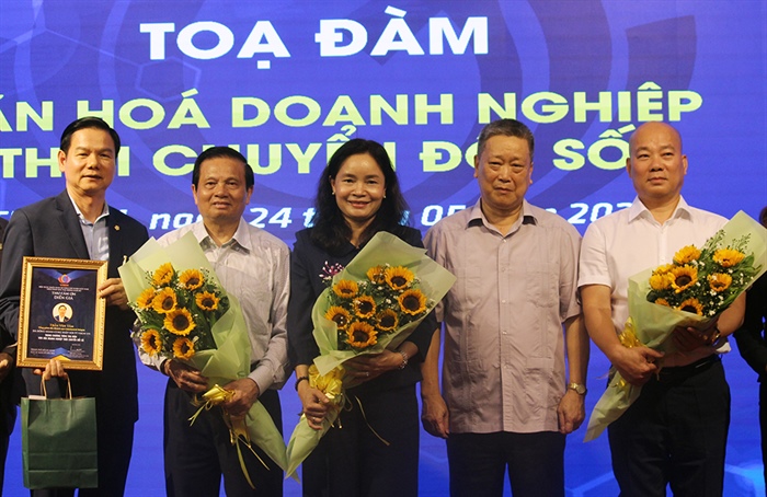 Ông Vũ Bá Phú - Cục trưởng Cục xúc tiến thương mại, Bộ Công thương (người đầu tiên bên phải)