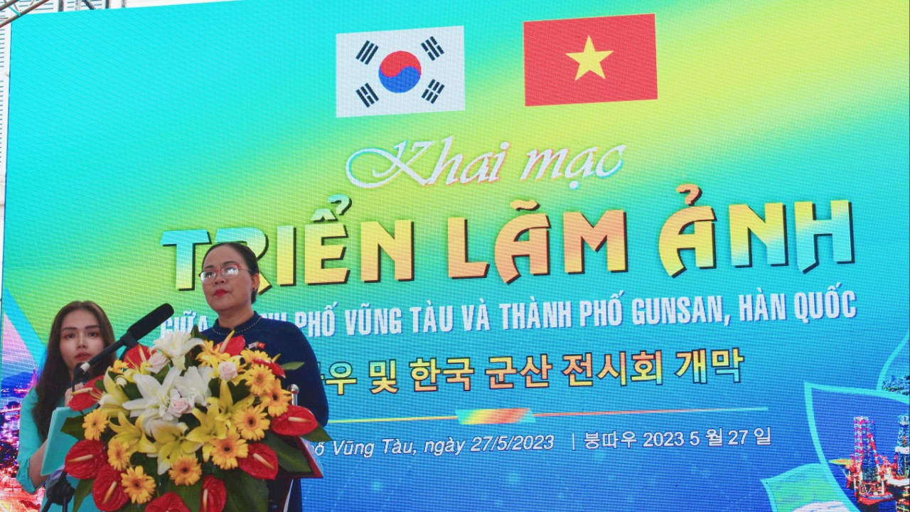 Bà Nguyễn Thị Thu Hương - Phó CTUBND T.P Vũng Tàu, phát biểu tại buổi lễ khai mạc triển lãm ảnh nghệ thuật. (Ảnh : Bích Liên )