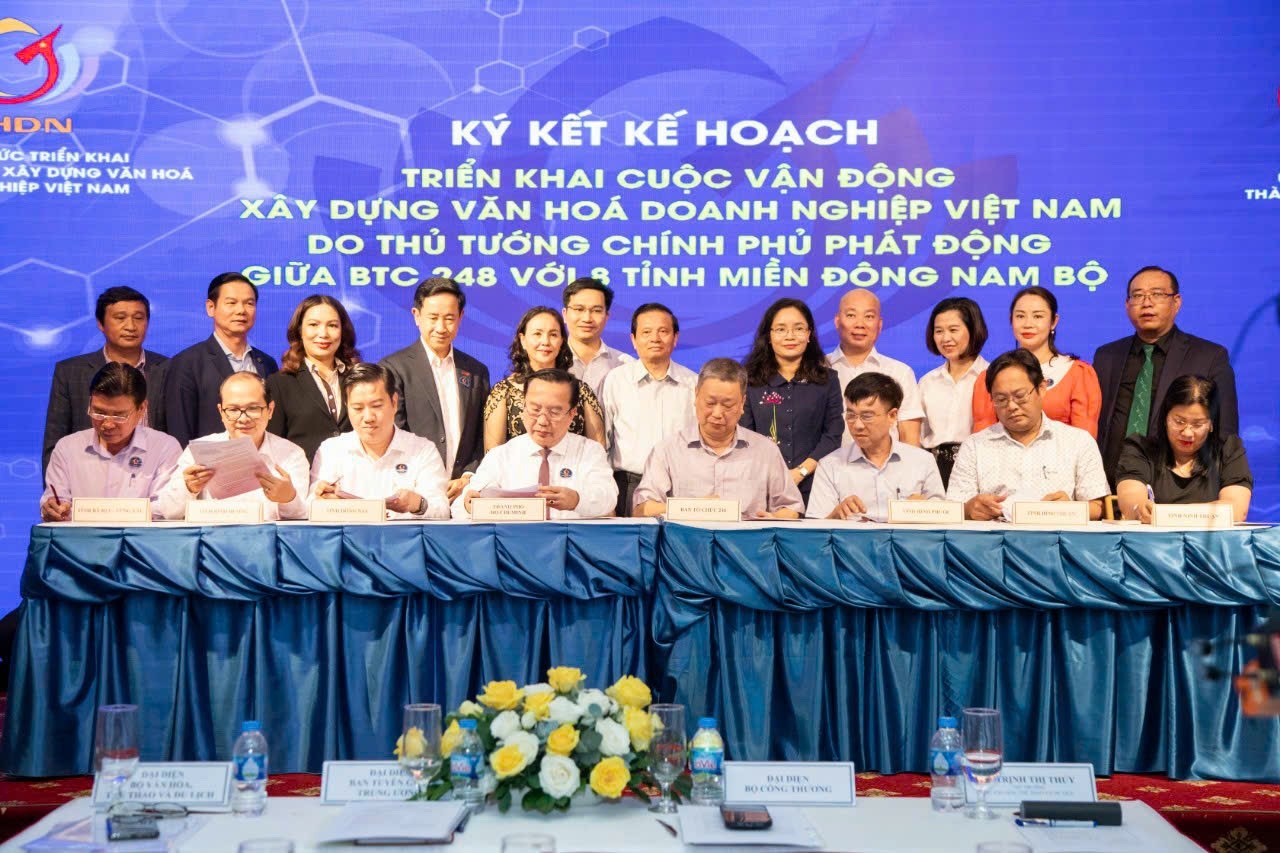 The signing ceremony of the cooperation program to deploy the Criteria for Vietnamese business culture between the 248 Organizing Committee and representatives of 8 provinces in the Southeast region.