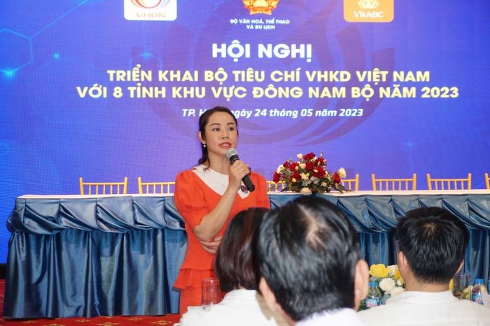 Ms. Vu Thi Thu Huong - Deputy Head of the Communication and Corporate Culture Department of Vietnam Oil and Gas Group shared the experiences and values received when participating in the "Enterprise Meeting Vietnamese business culture" review program.