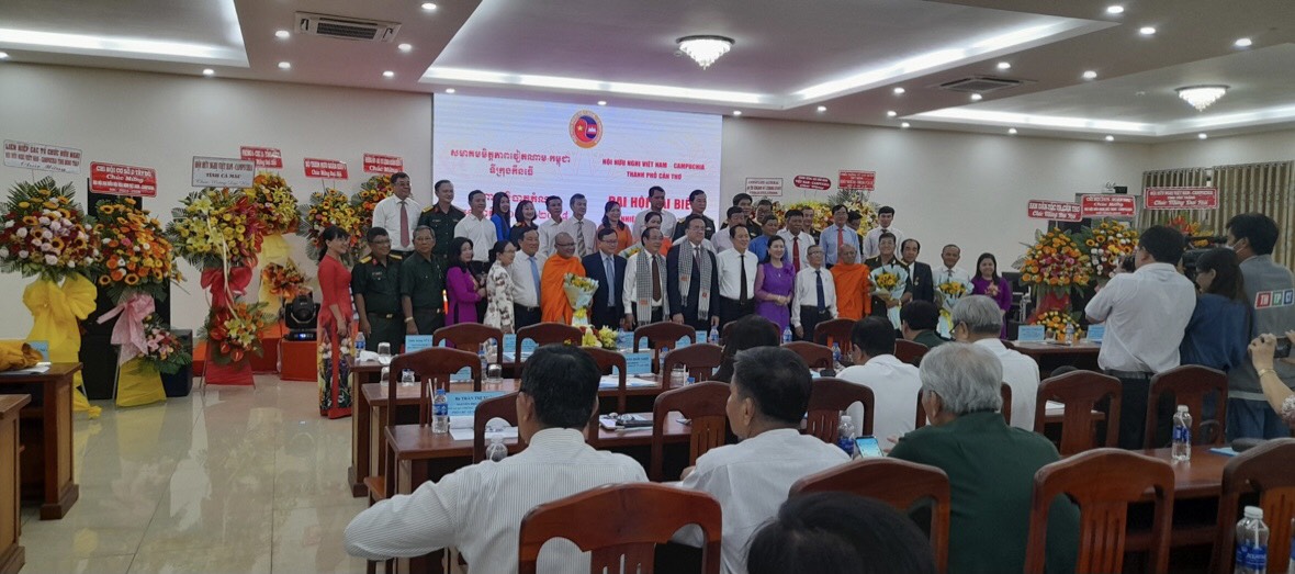Các đại biểu chụp ảnh lưu niệm cùng Ban Chấp hành HHN Việt Nam - Campuchia TP Cần Thơ, nhiệm kỳ 2023-2028.