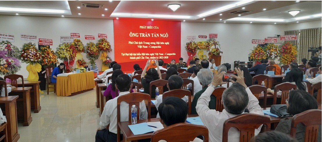 TS -Trần Tấn Ngô - PCT Trung ương Hội Hữu nghị VN-CPC phát biểu tại hội nghị.