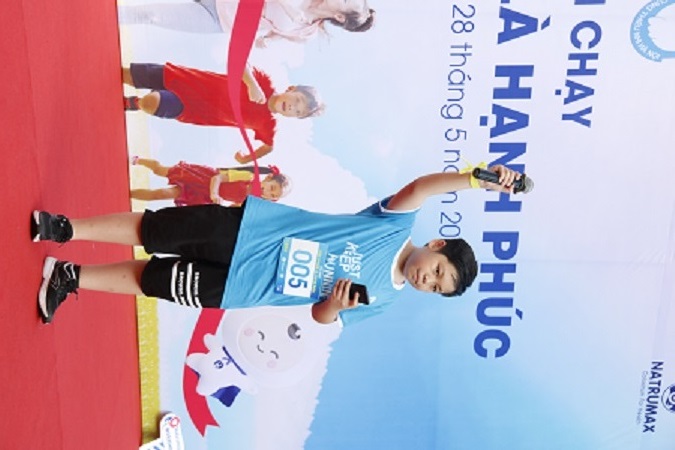 “Vận động viên nhí” Lê Anh (12 tuổi, Hòa Bình) thay mặt các vận động viên tham gia giải chạy lên tuyên thệ.