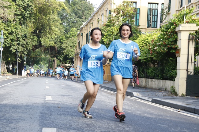 Sự hào hứng của Phụ huynh khi cùng con gái lần đầu tham gia giải chạy