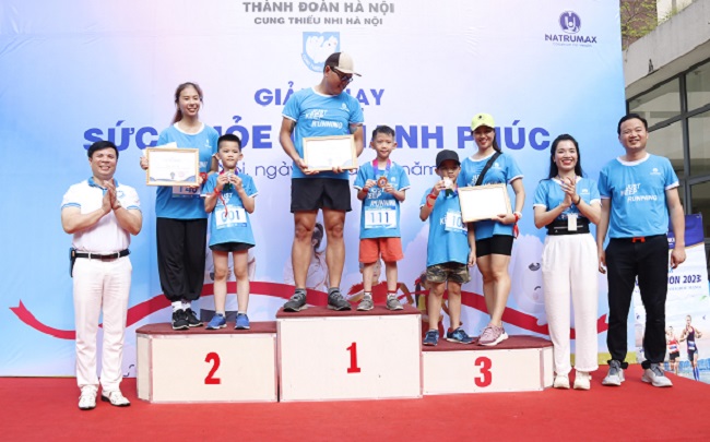 Ông Trần Minh Tuấn – Phó giám đốc Cung Thiếu nhi Hà Nội cùng lãnh đạo Natrumax Việt Nam trao giải cho các VĐV đạt thành tích cao tại giải chạy