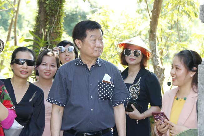 Tỷ phú Pichait Palanugool - Chủ tịch Bangkok Assaytham quan Làng cổ Phước Tích (xã Phong Hòa, huyện Phong Điền, tỉnh Thừa Thiên - Huế).