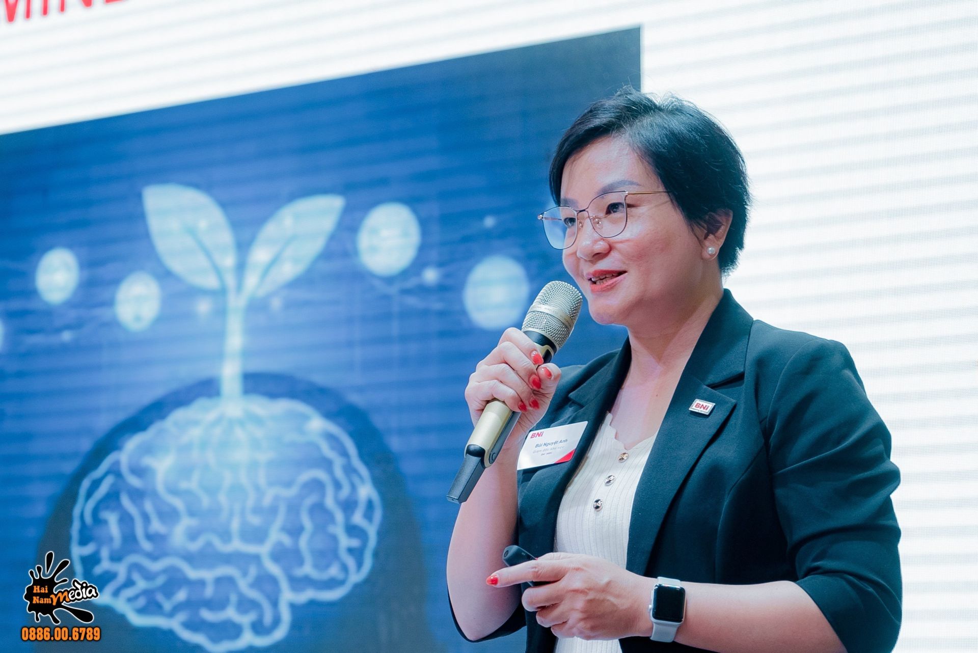 Bà Bùi Nguyệt Anh – Giám đốc khu vực BNI Việt Nam đã đem đến những ý tưởng và kiến thức giúp các doanh nhân hiểu rõ về tầm quan trọng của việc xây dựng mạng lưới kết nối kinh doanh và tận dụng cơ hội để đạt được thành công bền vững trong thị trường cạnh tranh với chủ đề “Kết nối kinh doanh để thành công”