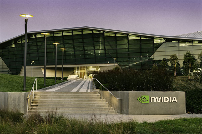 Nvidia trở thành công ty sản xuất chip đầu tiên có vốn hóa nghìn tỷ USD