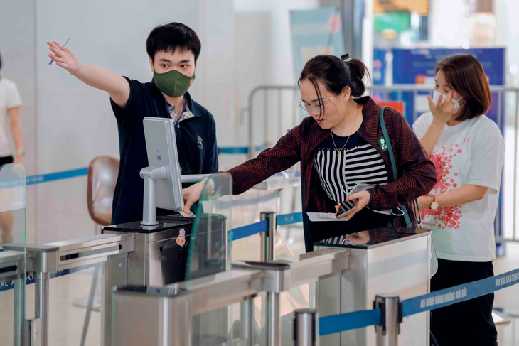 Hiện nay một số sân bay đang xác thực nhân thân hành khách bằng căn cước công dân gắn chip - Ảnh: NIAẢnh minh họa