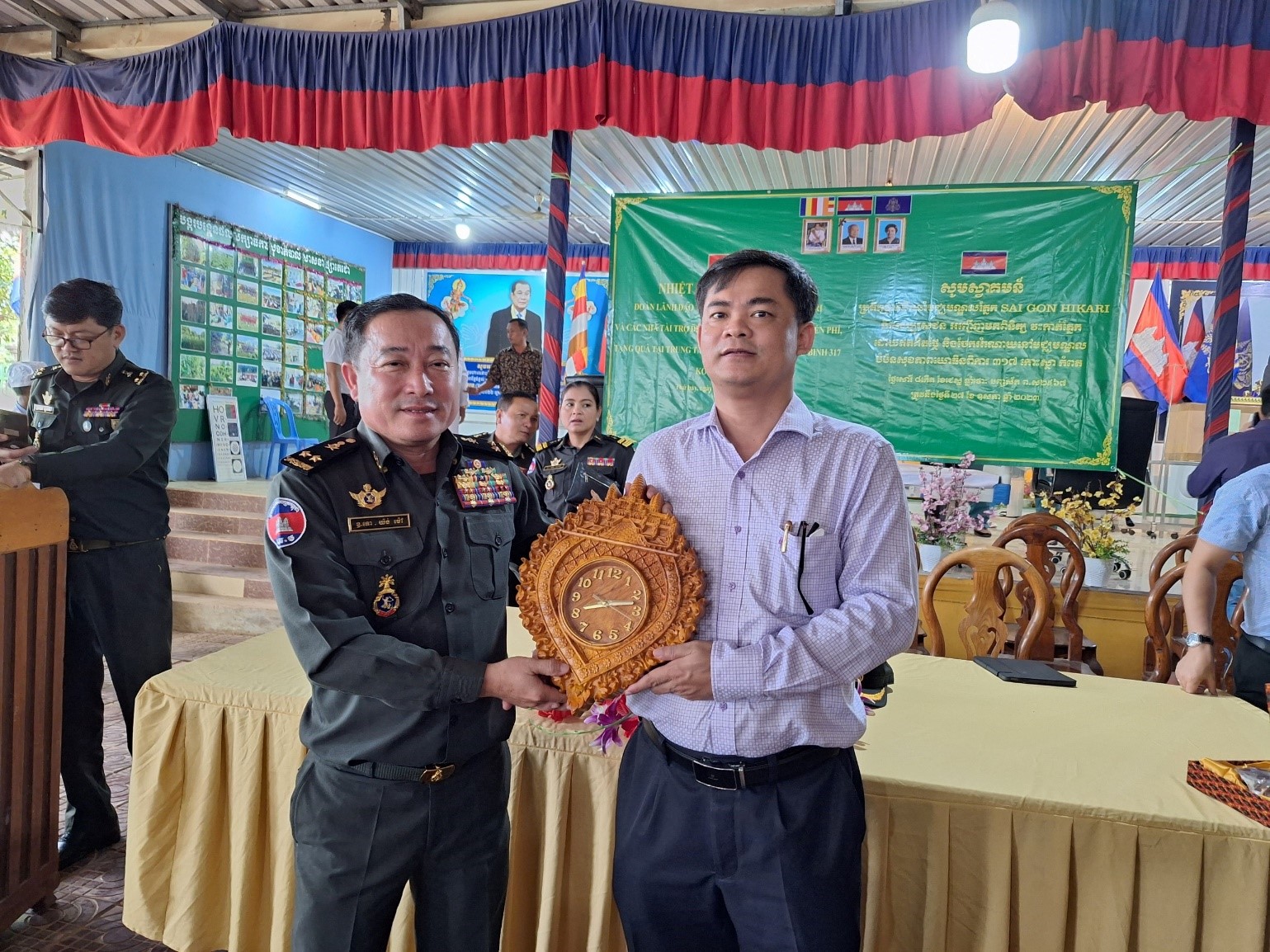 Trung tướng Yong Mao trao quà lưu niệm cho bs CKII Huỳnh Tấn Phong đại diện đòan y bác sĩ Trung Tâm Mắt Sài Gòn Hikari