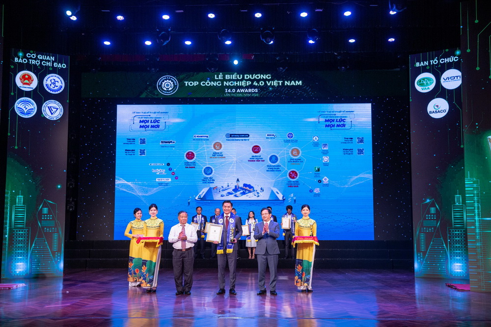Ảnh minh họaÔng Nguyễn Phương Sơn- Giám đốc Đối ngoại Amway Việt Nam nhận giải thưởng từ Ban tổ chức