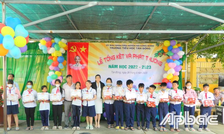 Câu lạc bộ Doanh nhân Tiền Giang trao 200 phần quà cho học sinh