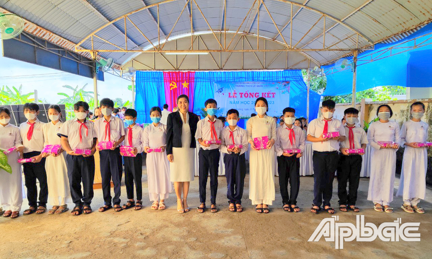 Đại diện Câu lạc bộ Doanh nhân Tiền Giang tại TP. Hồ Chí Minh trao quà cho học sinh đạt học lực loại giỏi của Trường Tiểu học Tân Đông và Trường THCS Lê Quốc Việt. (Ảnh do TGB  cung cấp).