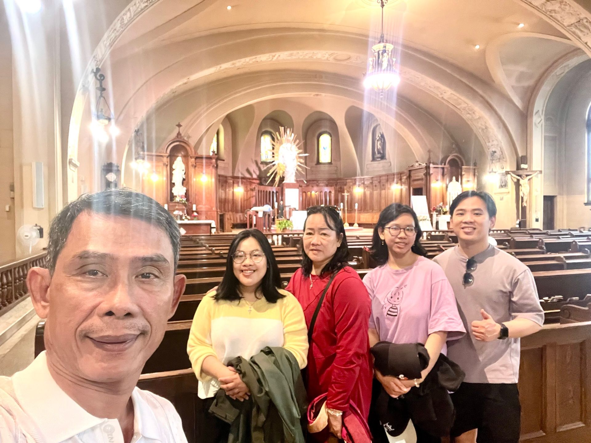 Anh Phan Xuân Minh cùng vợ và các con trong chuyến thăm quan nhà thờ cổ ở Quebec, Canada