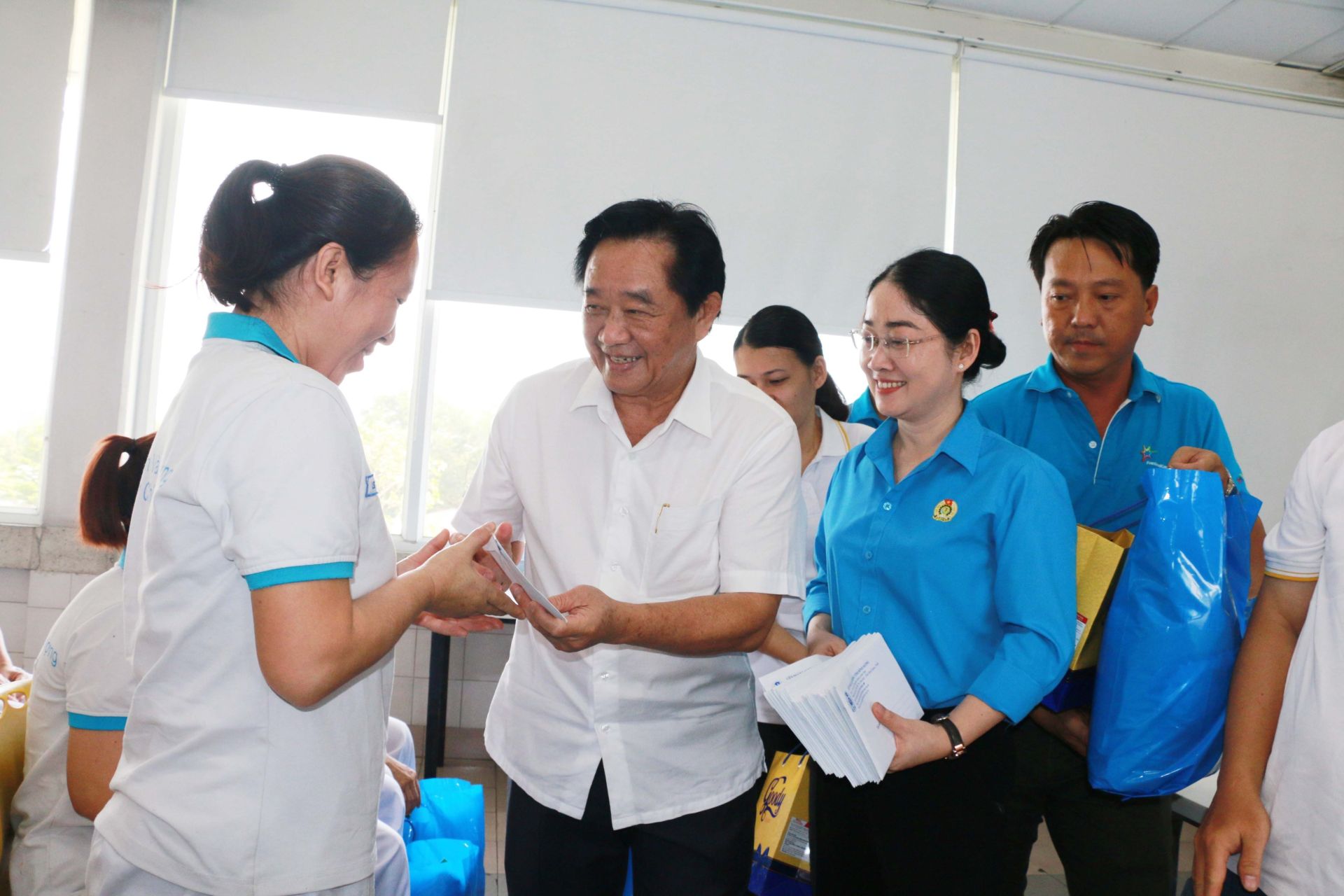 Phó Bí thư Thường trực Tỉnh ủy Nguyễn Hoàng Thao và Chủ tịch Liên Đoàn Lao Động tỉnh Nguyễn Kim Loan trao quà cho người lao động