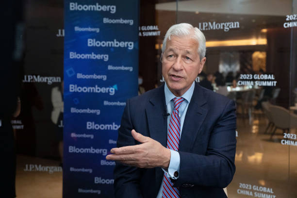 Giám đốc điều hành JPMorgan Jamie Dimon cho biết hãy chuẩn bị cho mức lãi suất cao hơn khi lạm phát ở Mỹ vẫn tiếp tục