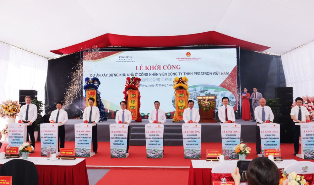 Đồng chí Nguyễn Văn Tùng, Chủ tịch UBND thành phố cùng các đại biểu bấm nút khởi công Dự án.