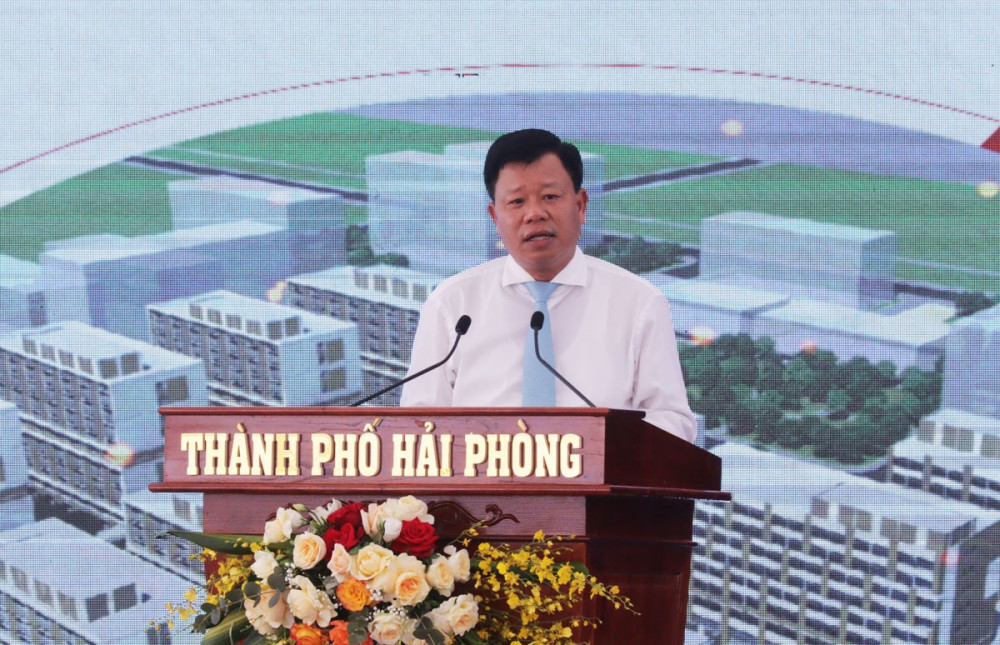 Đồng chí Lê Trung Kiên, Trưởng Ban Quản lý Khu kinh tế Hải Phòng phát biểu tại Lễ khởi công.