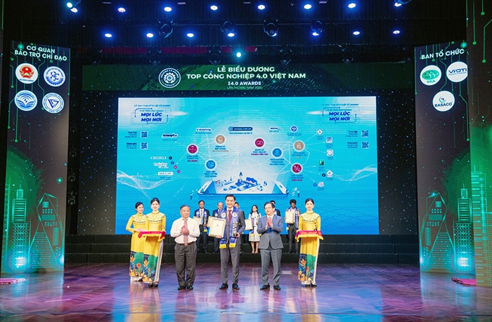 Ông Nguyễn Phương Sơn, Giám đốc Đối ngoại Amway Việt Nam vinh dự nhận giải thưởng.