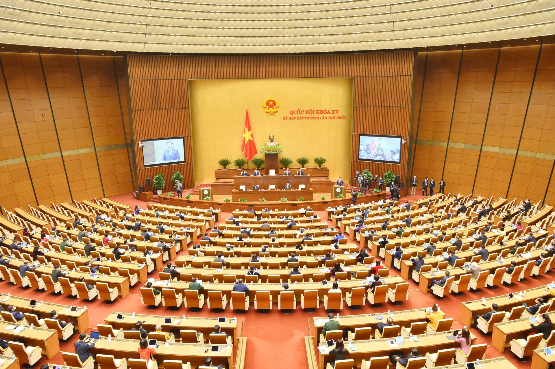 Quốc hội đã tiếp tục phiên thảo luận ở hội trường để đánh giá và bổ sung kết quả thực hiện kế hoạch phát triển kinh tế-xã hội và ngân sách nhà nước trong năm 2022