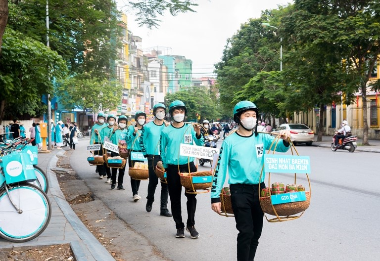 BAEMIN driver delivers food to typical street vendors in Hanoi.