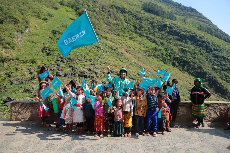 BAEMIN driver exchanges and gives gifts to children in mountainous areas.