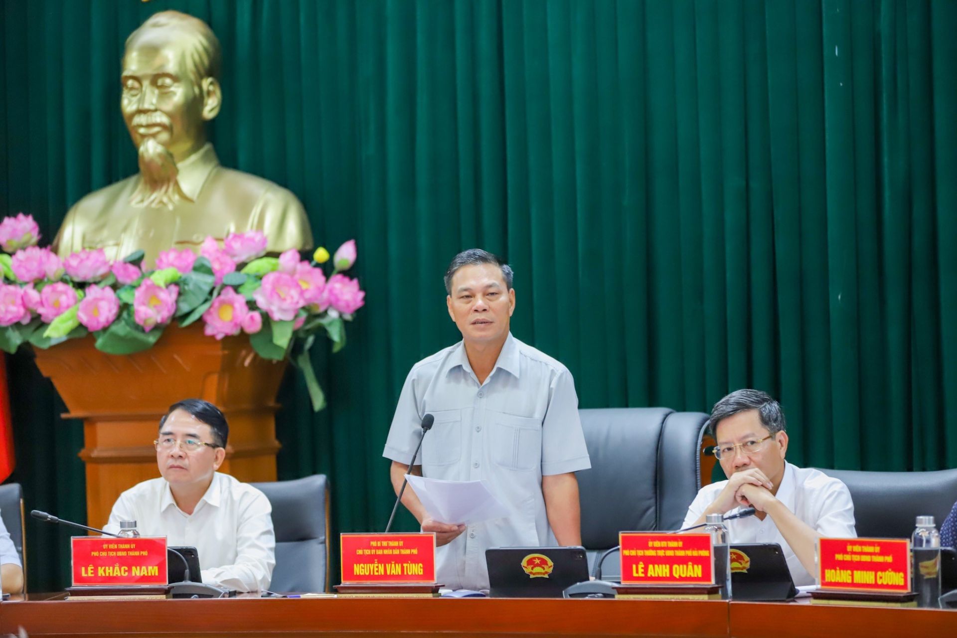 Chủ tịch UBND thành phố Nguyễn Văn Tùng phát biểu tại buổi họp