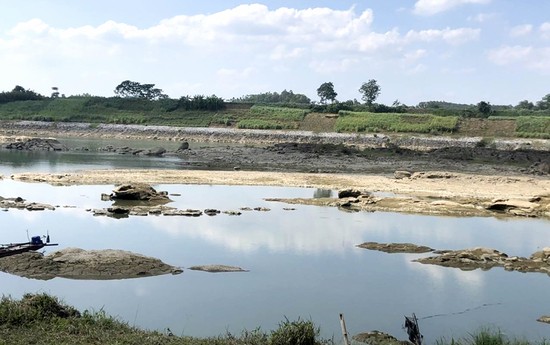 Nước cạn trơ đá trên sông Lô, đoạn chảy qua khu 6 xã Phú Mỹ, huyện Phù Ninh