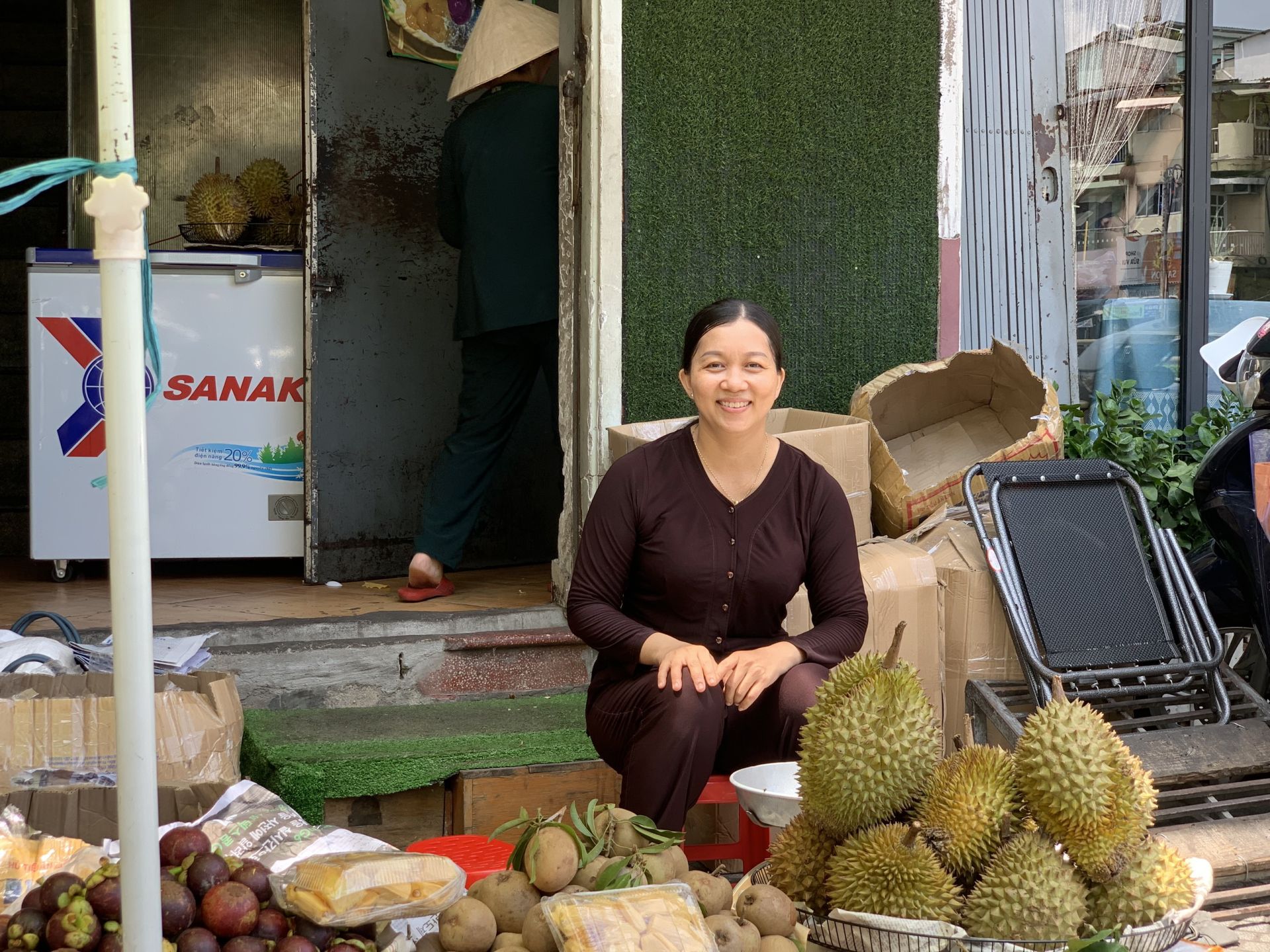 The area selling fresh fruits purchased from farmers in Vĩnh Long province at Amitaba Restaurant.
