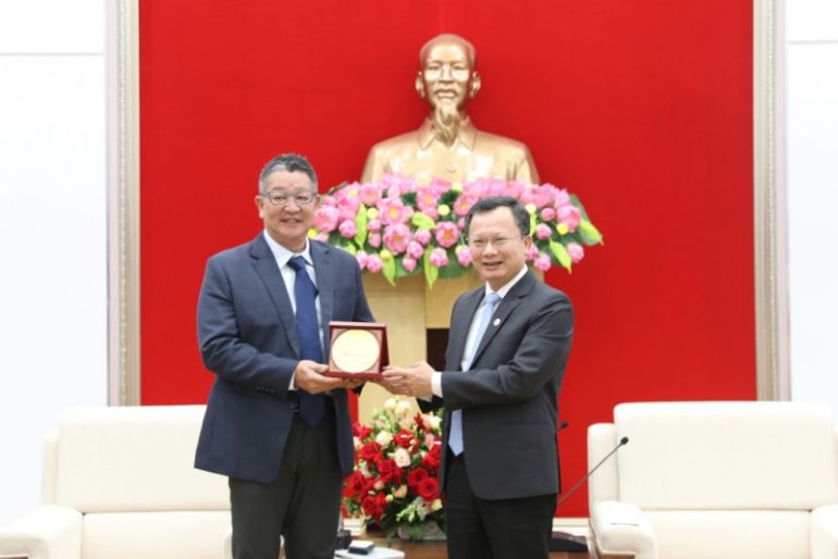 Ông Cao Tường Huy, Quyền Chủ tịch UBND tỉnh Quảng Ninh (bên phải ảnh) tặng Chủ tịch Công ty Mitsubishi Corporation bức hình vịnh Hạ Long