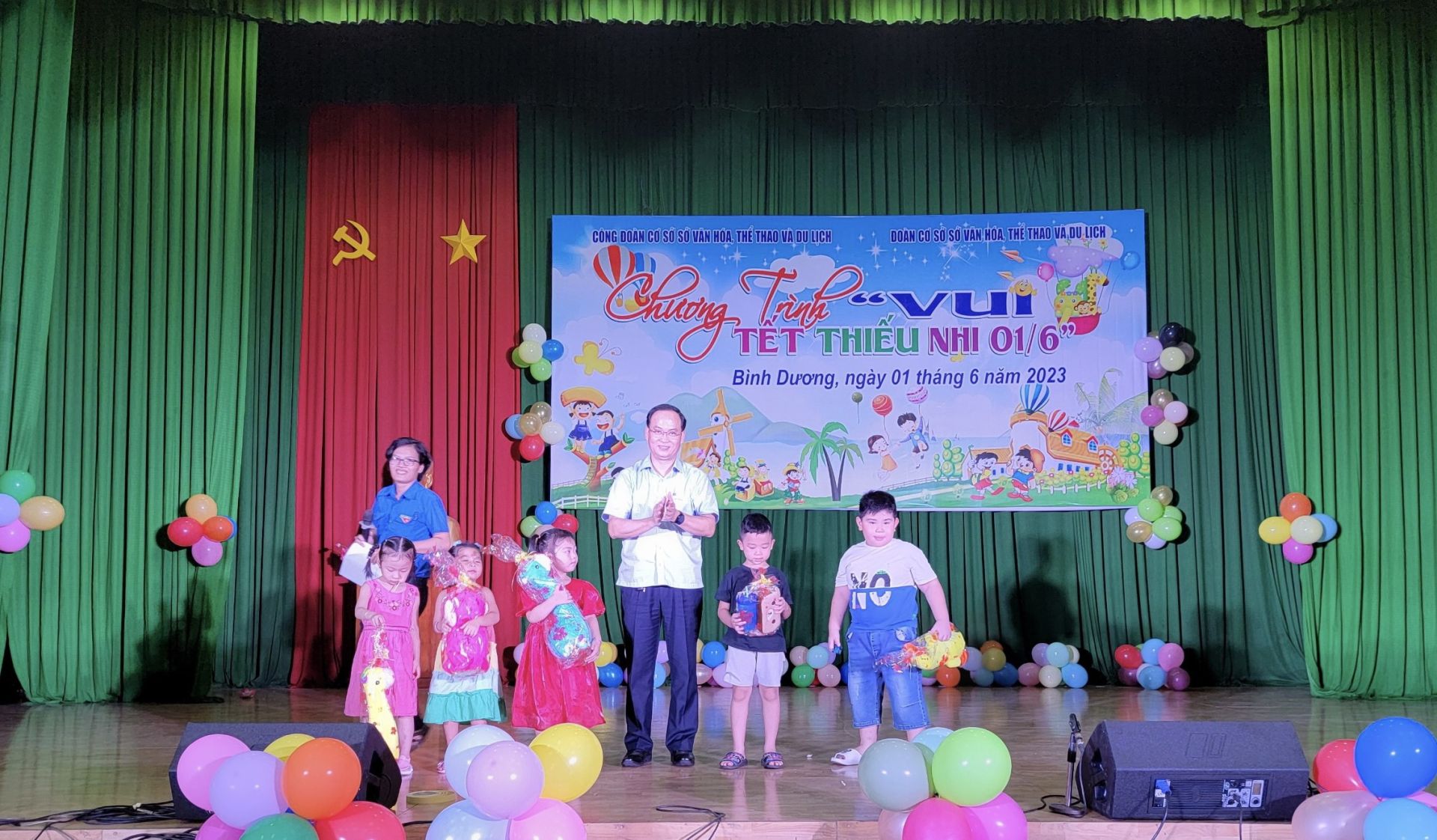 Ông Nguyễn Khoa Hải, Bí thư Đảng ủy – Giám đốc Sở VHTTDL
tặng quà cho các cháu thiếu nhi