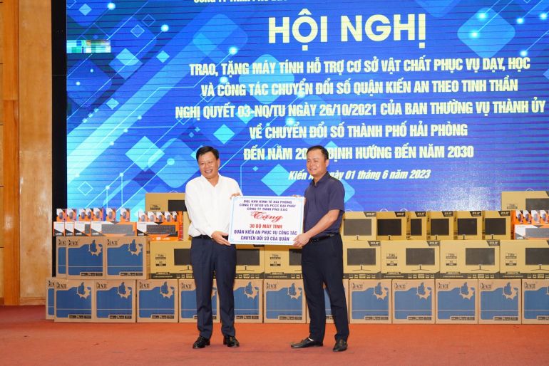 Ban quản lý Khu kinh tế Hải Phòng tặng máy tính góp phần giúp quận Kiến An đẩy nhanh quá trình chuyển đổi số
